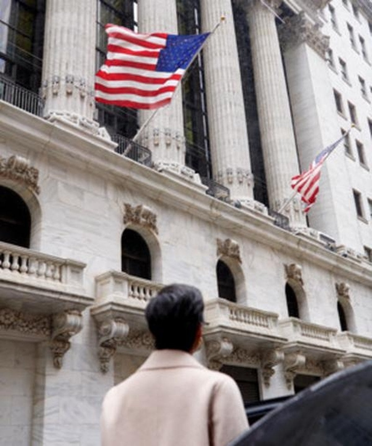 Tech Stocks Tumble: Inflation Fears & Fed Outlook Weigh on Market